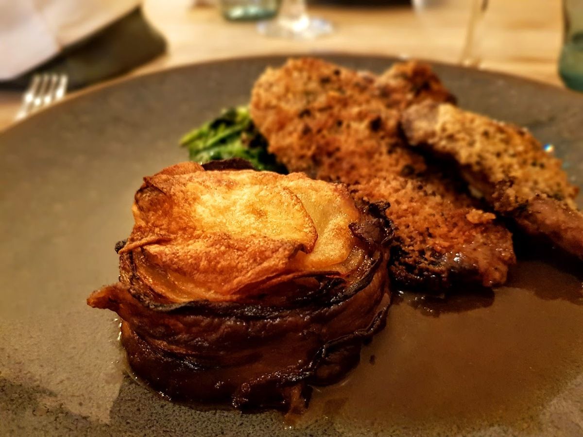 Pluma de porc ibérique en croûte d'olive et thym, millefeuille de pomme de terre et lard de colonnata, tombée d'épinards AT Olive restaurant Paris 9