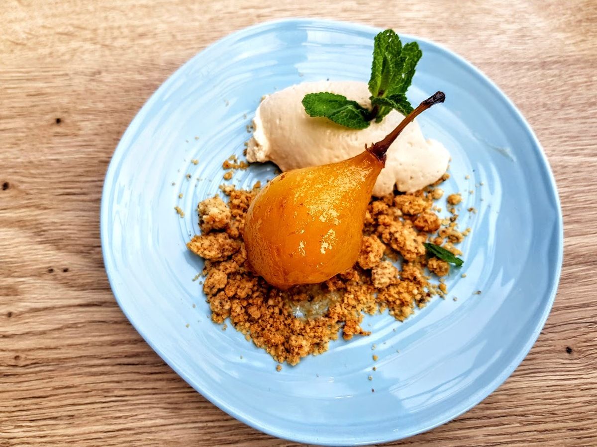 Poire pochée fève tonka Le Petit Nico restaurant Paris 17