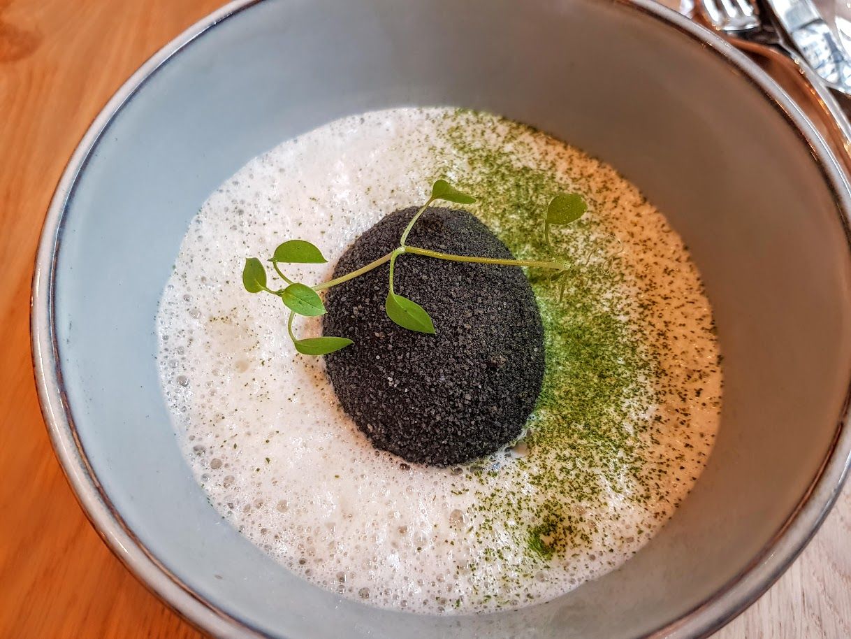 Oeuf, charbon végétal saucisse de Morteau et espuma persillé Le 3V restaurant Paris 8