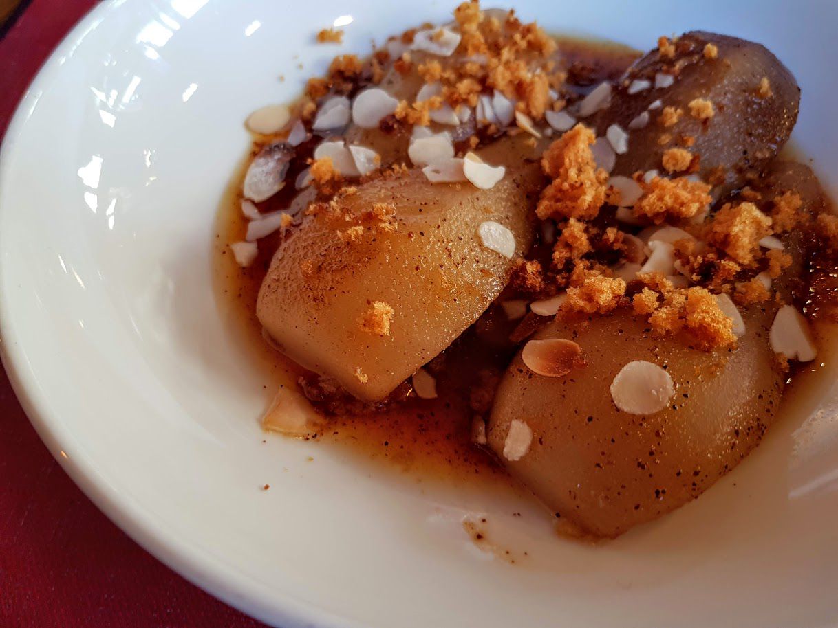 Poire pochée au sirop épicé, caramel au miel et amandes grillées le Boeuf Maillot restaurant Paris 17