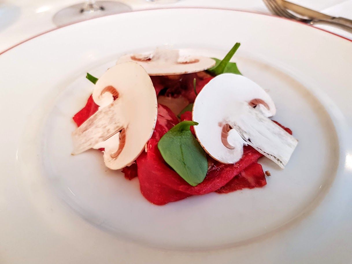 Carpaccio de boeuf de la ferme, noisette, condiment champignon Garance restaurant Paris 7