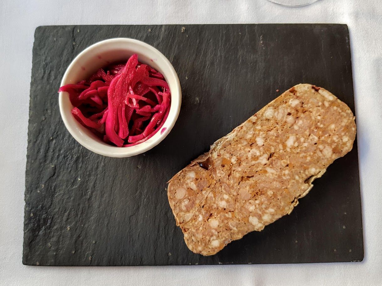 Terrine campagne du chef et chou rouge Les Envies restaurant Levallois Perret