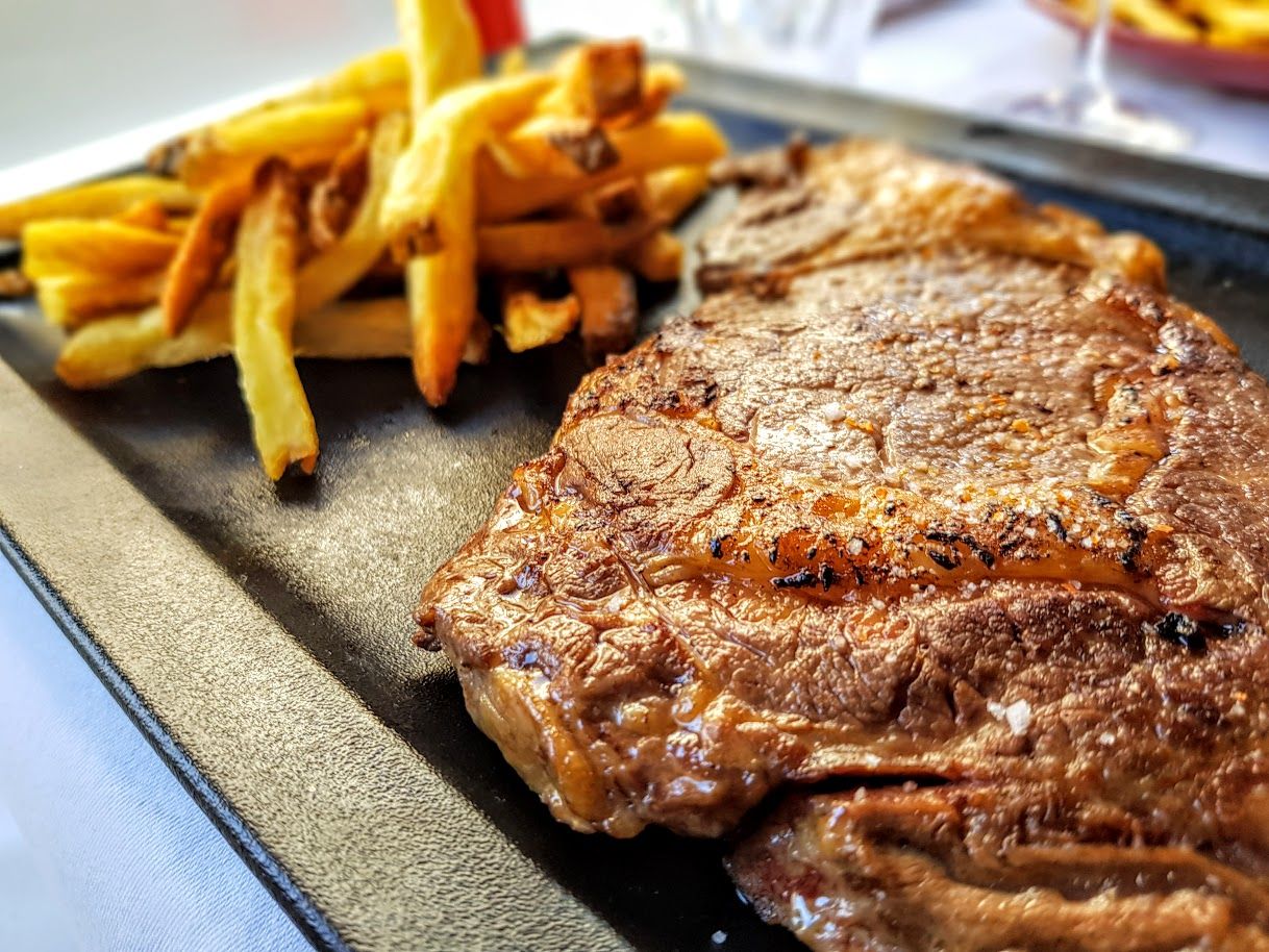 Entrecôte de boeuf normand maturée et frites maison Les Envies restaurant Levallois Perret