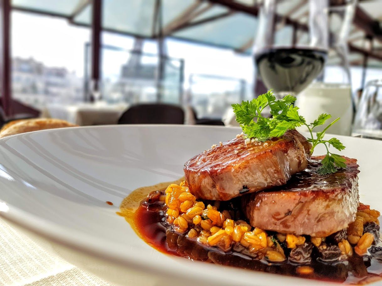 Echine de cochon Francilin "fondante", petit épeautre menthe et coriandre Les Ombres restaurant Paris 7