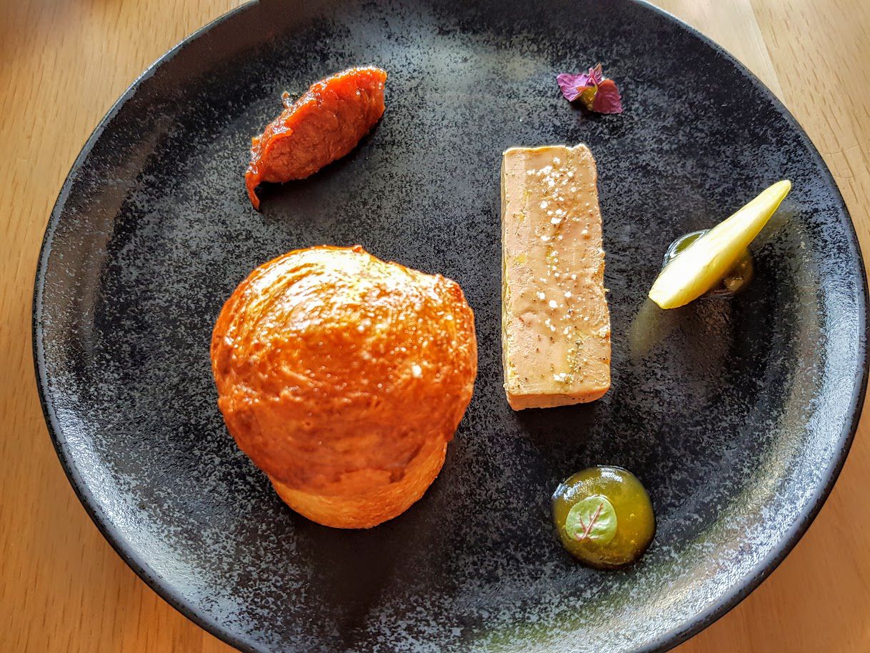 Fois gras mi-cuit, chutney épicé poire oignon, pain feuilleté Là-haut restaurant Suresnes