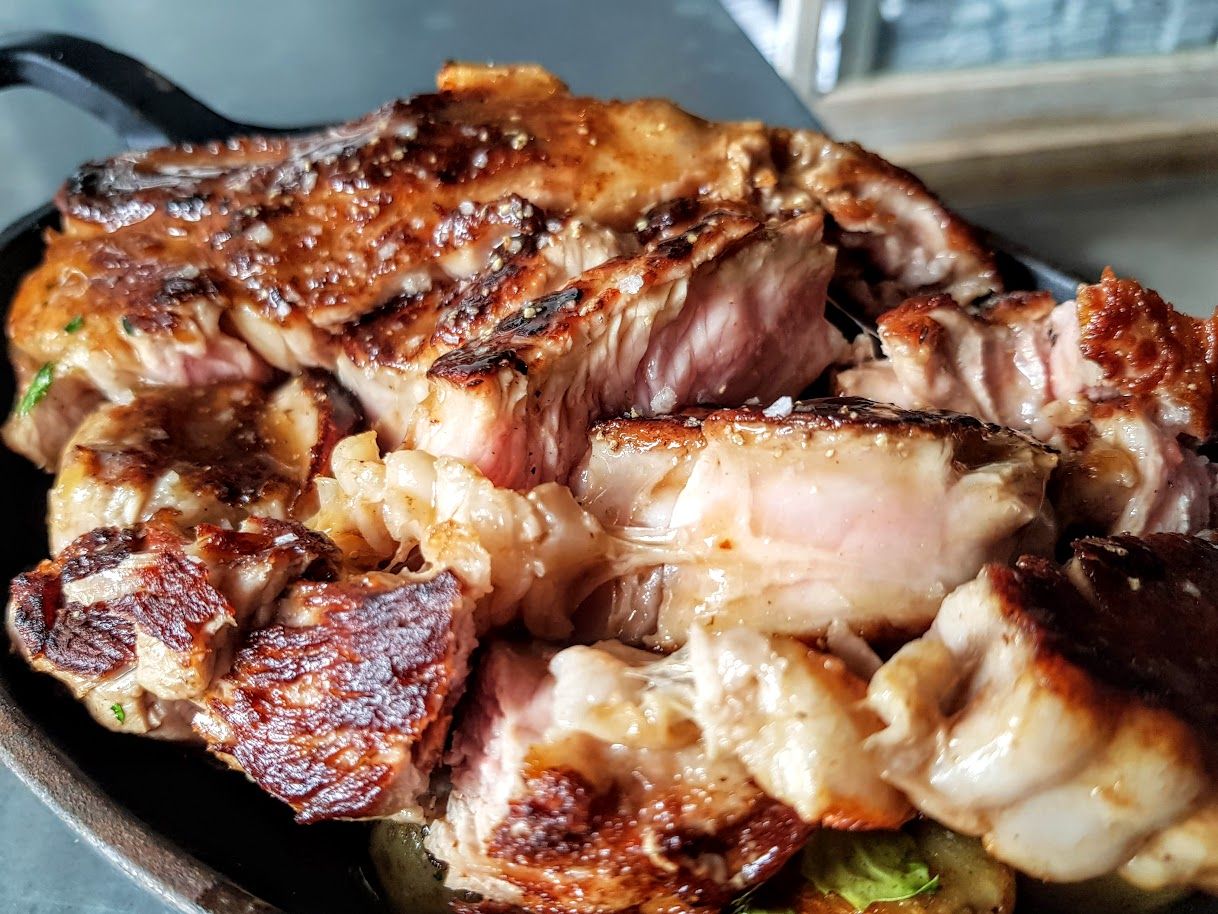 Côtes de veau du Limousin rôti au sautoir, pommes de terre grenailles et jus de cuisson Au Père Lapin restaurant Suresnes