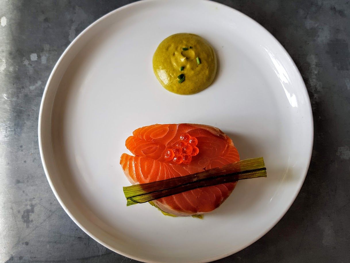 Saumon fumé au bois de hêtre, poireaux et sabayon oseille Au Père Lapin restaurant Suresnes