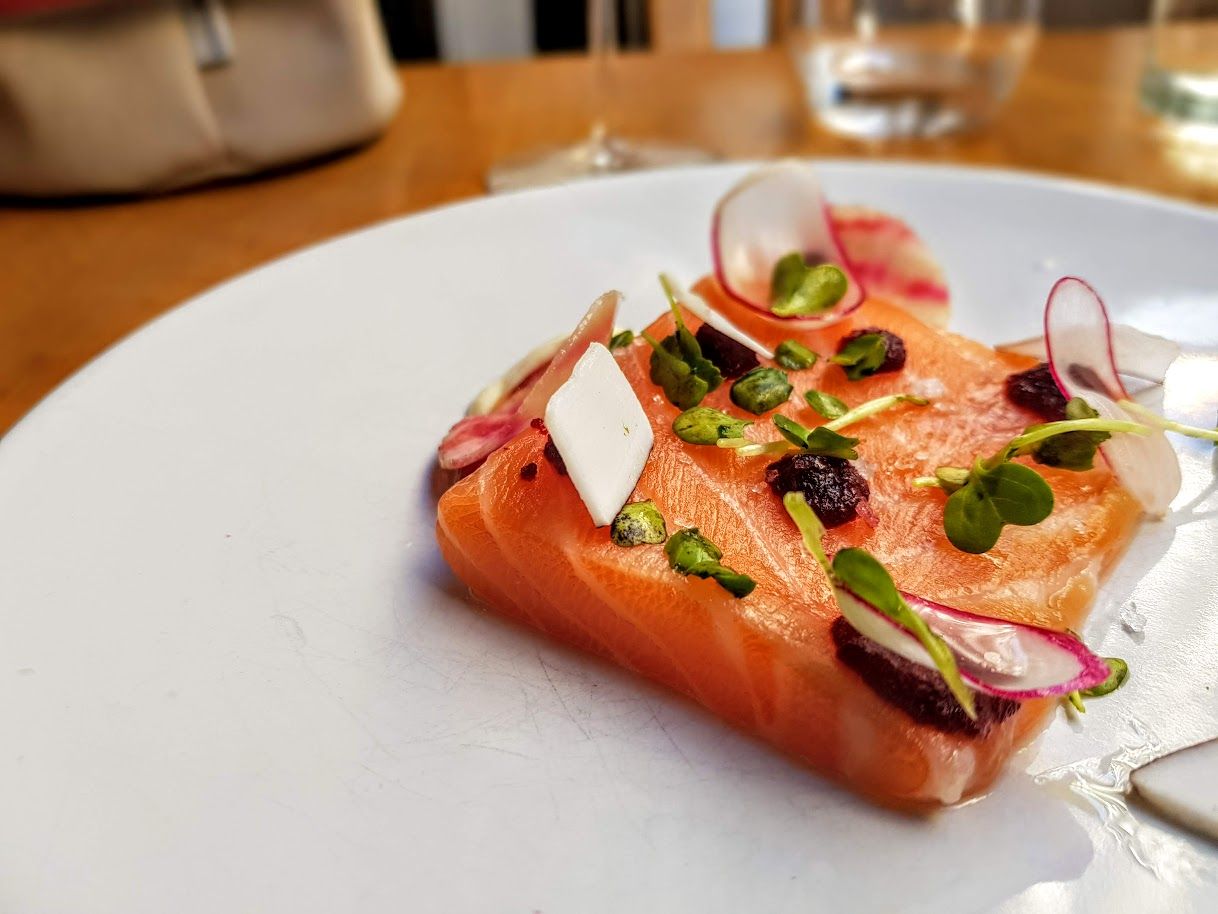 Saumon légèrement fumé au foin, betterave, crème de raifort La Grivoiserie restaurant Paris 6