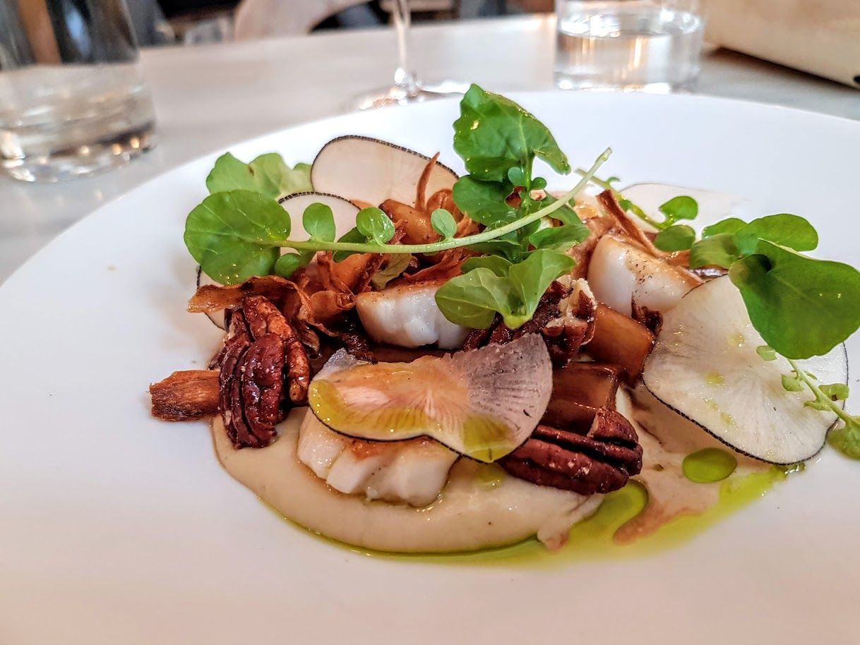 Saint jacques persil racine, salsifis glacés, beurre blanc au café Caillebotte restaurant Paris 9