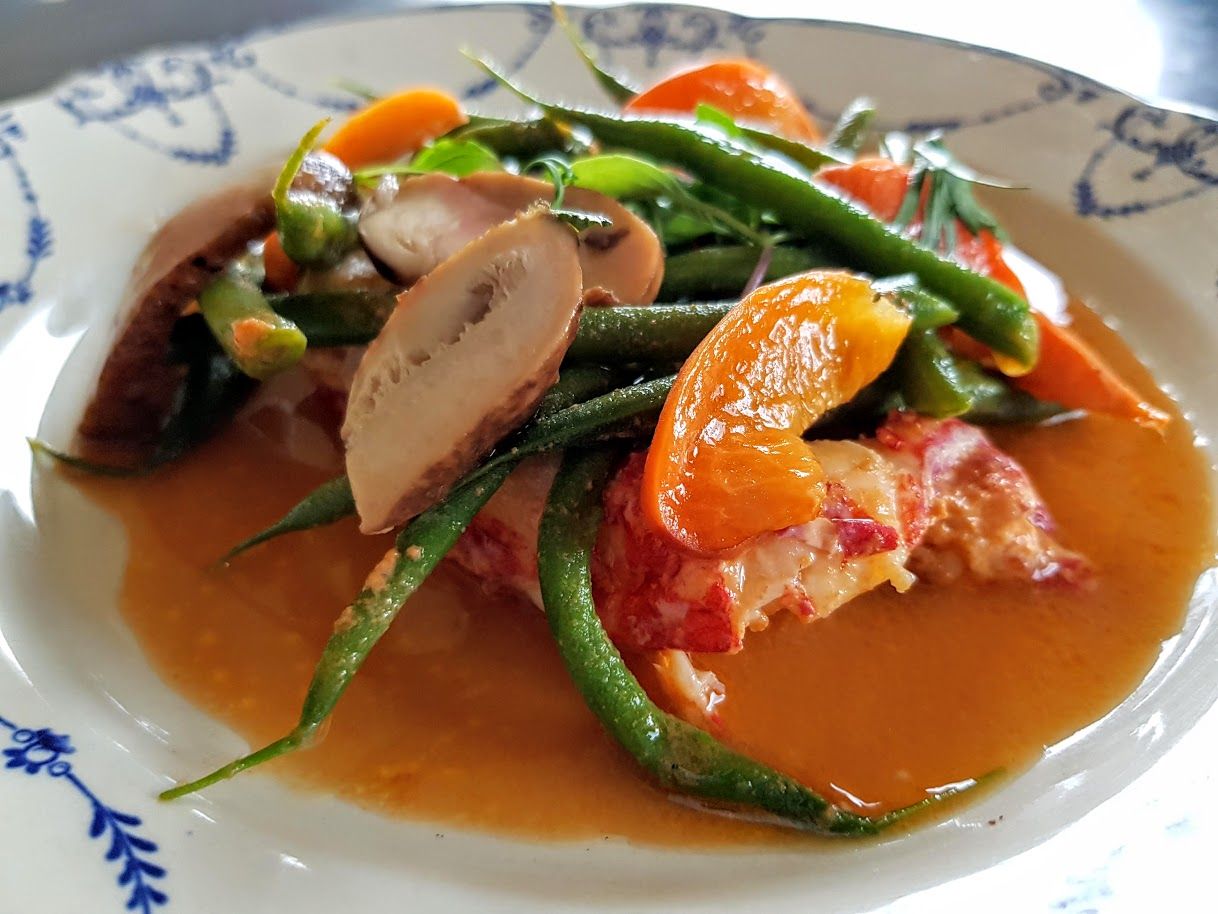 Homard des îles Chausey, jus de carcasse à la crème caramélisée, haricots verts et abricot fermenté Septime à la maison restaurant Paris 11