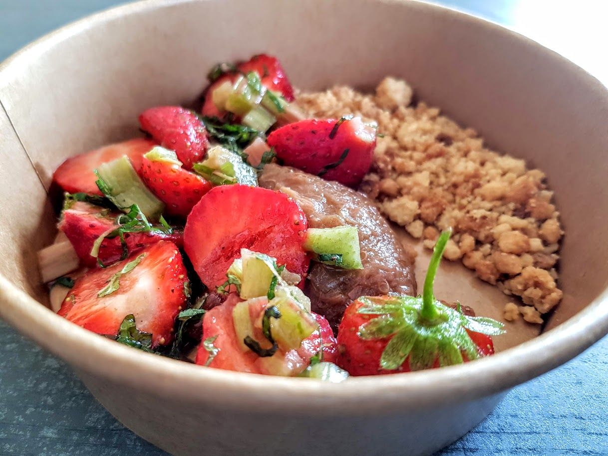 Salade de fraises et rhubarbe, poivre long/mélisse, crumble amande restaurant Rooster Paris 17