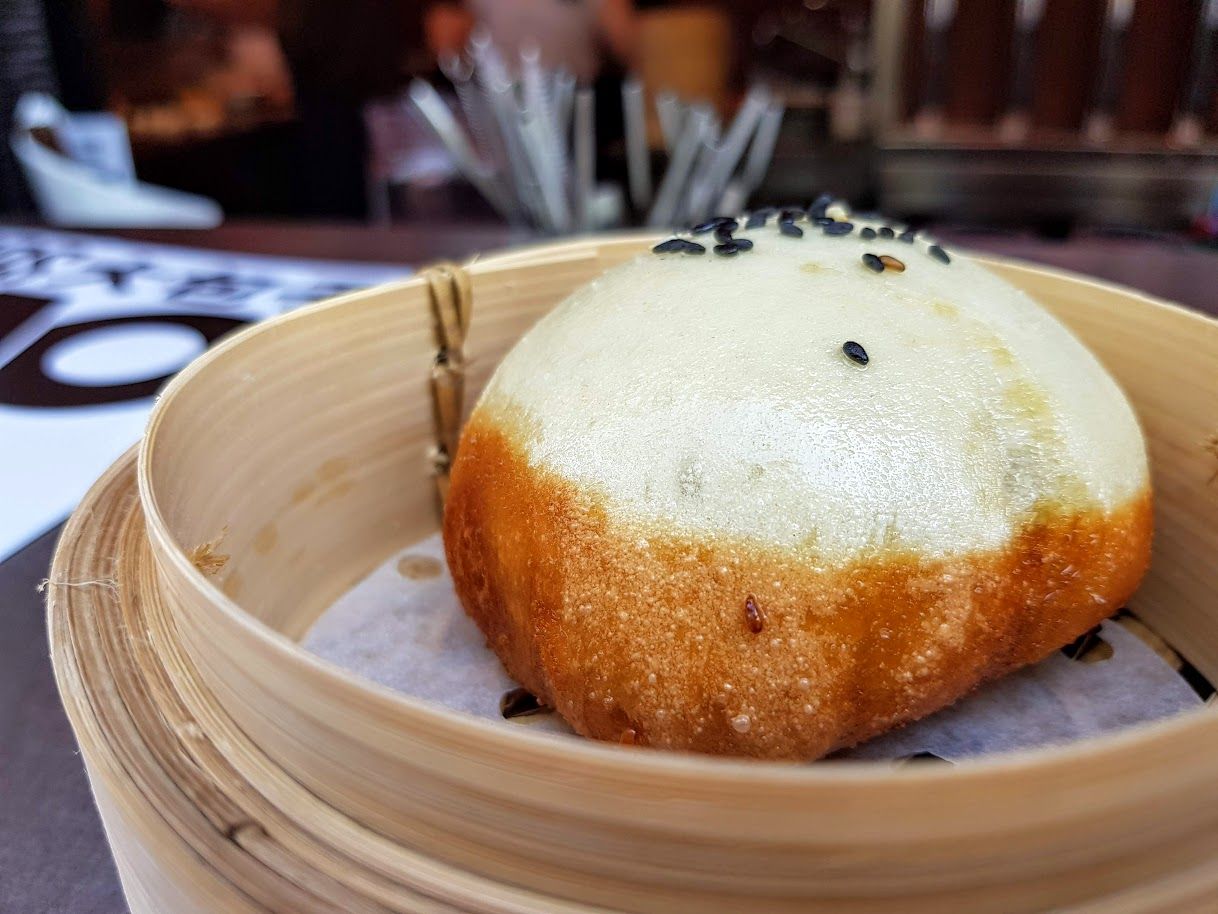Baozi croustillant au sésame noir Gros Bao restaurant Paris 10