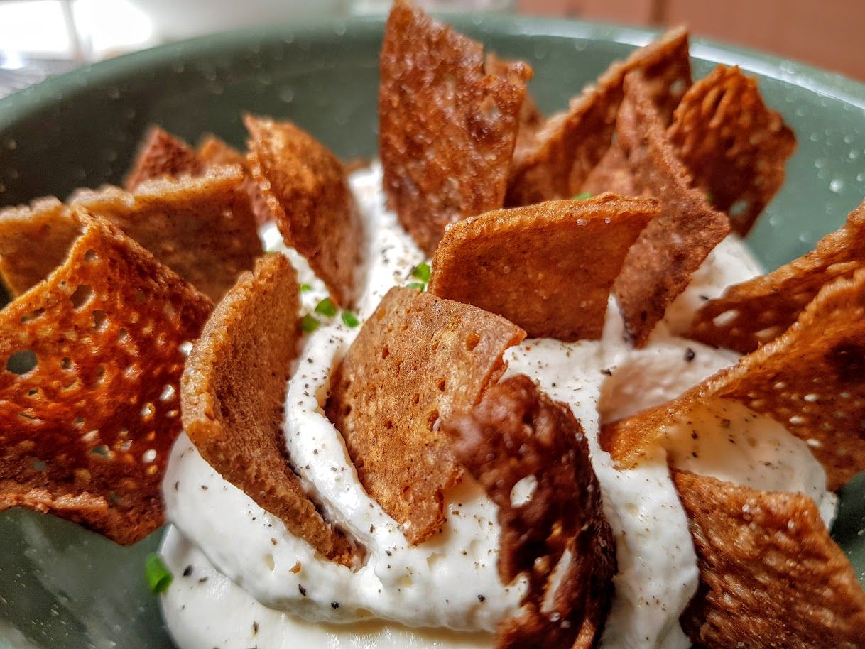 Chips de galette de blé noir, mousse emmental jambon  Chez Prout Prout restaurant Paris 17