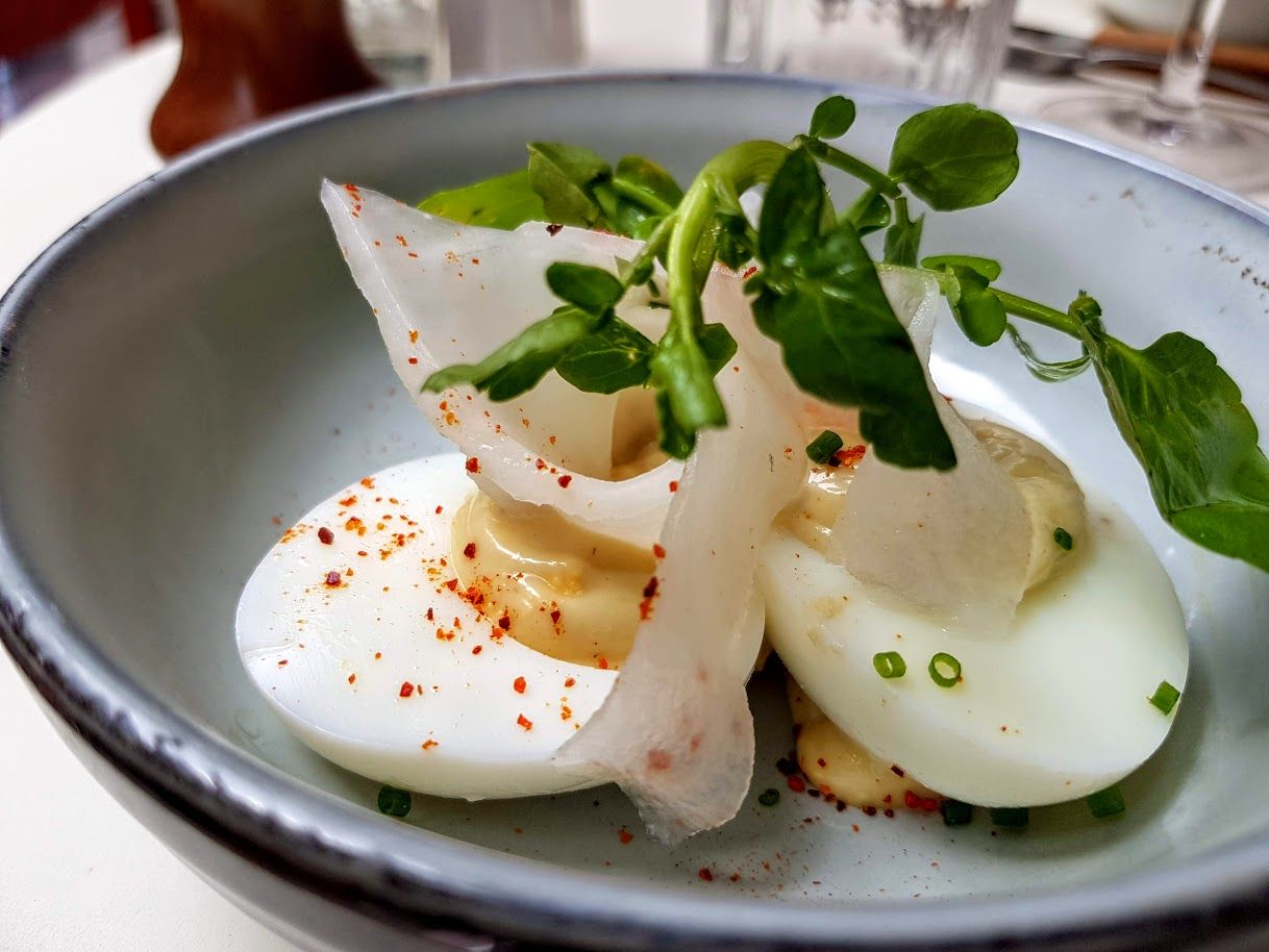 Oeuf mimosa, miso et pickles Chez Prout Prout restaurant Paris 17