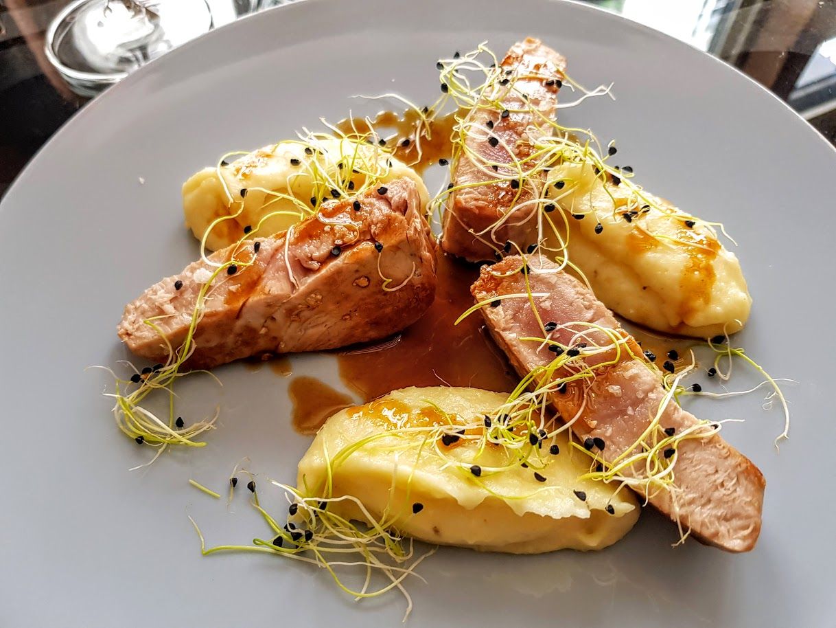 Steak de thon, purée de pomme de terre, jus de viande Oh Purée restaurant Paris 5