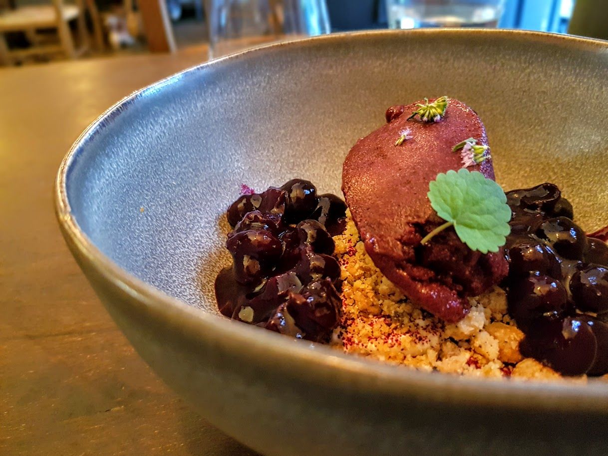Crémeux façon cheesecake, sorbet myrtilles, menthe poivrée, myrtilles confites à la lavande, crumble baies de genièvre Petite Fleur restaurant Paris 18