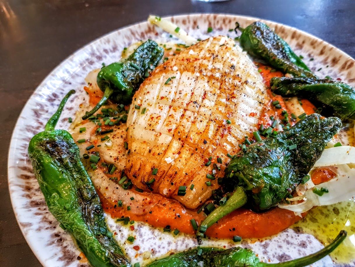 Seiche snackée, fenouil, coulis de poivron, persillade, pimientos de padron Petite fleur restaurant Paris 18