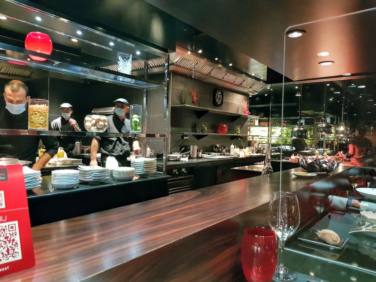 La salle de l'Atelier étoile de Joël Robuchon restaurant Paris 8