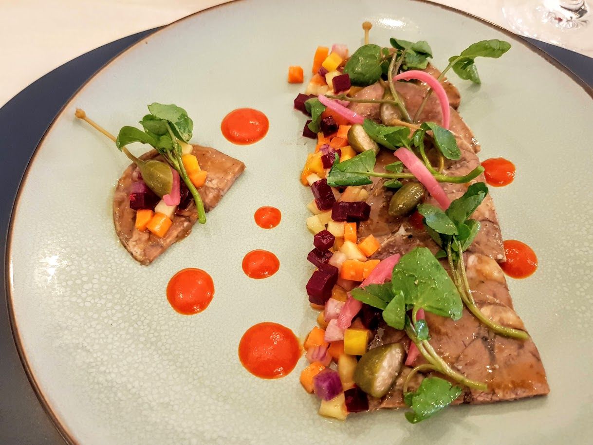 Langue de veau, vinaigrette au dépôt de saké, petits légumes croquants Alleudium restaurant Paris 9