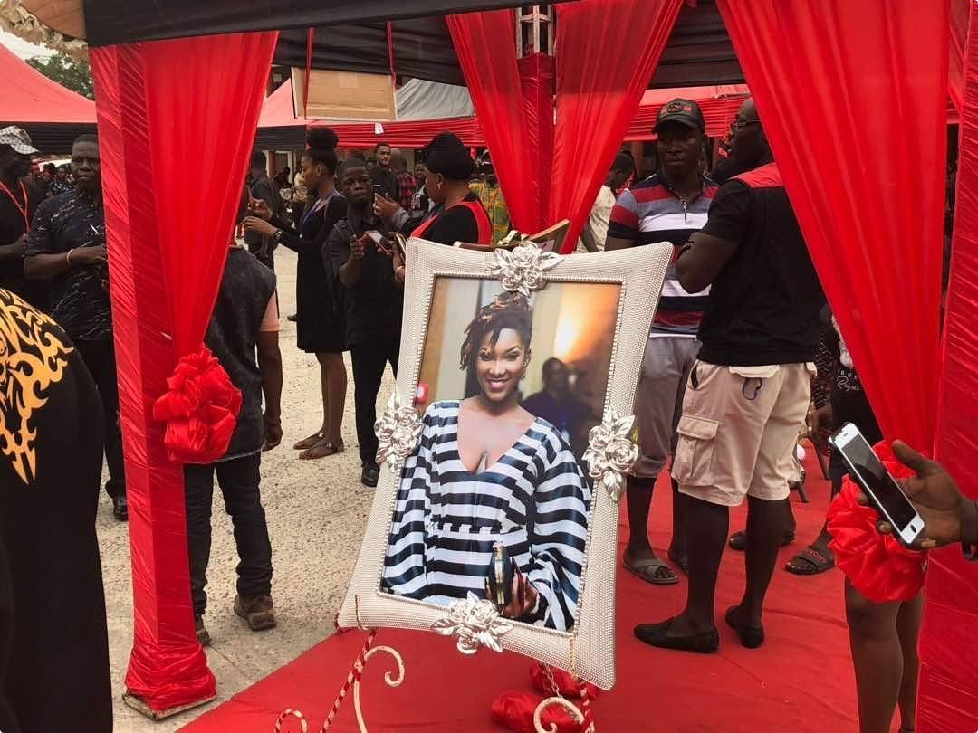 Ebony Reigns Conduite Dans Sa Derniere Demeure What S Happening Over Blog Com La chanteuse ghaneenne ebony reigns, une etoile montante de la musique est morte tragiquement lors d'un accident de la circulation. ebony reigns conduite dans sa derniere