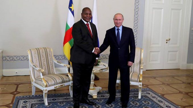 Tête à tête entre le président Faustin Archange Touadera et son homologue russe, Vladimir Poutine. © DR
