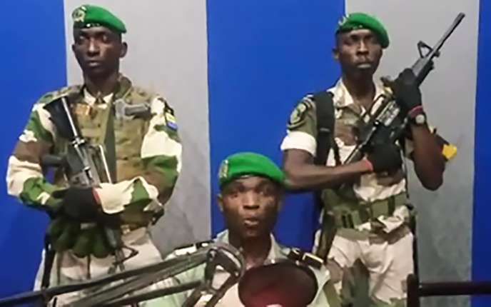 Des soldats gabonais lors d’un discours radiotélévisé appelent les citoyens à « se lever », le 7 janvier. AFP/Youtube