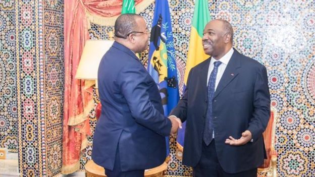 Le président gabonais Ali Bongo serre la main du premier ministre, Julien Nkoghe Bekalé. Copyright de l’imagePRÉSIDENCE DE LA RÉPUBLIQUE GABONAISE