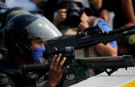 Des soldats rebelles postés près de la base militaire de La Carlota. AP