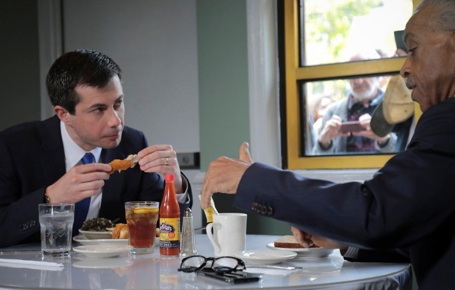 Pete Buttigieg a rencontré le militant des droits civiques et ancien candidat démocrate à la présidentielle (2004) Al Sharpton, lundi dans un restaurant de Harlem. REUTERS