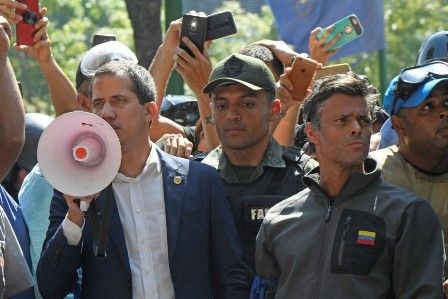 À l'aube, dans une vidéo tournée depuis la base militaire de La Carlota, M. Guaido a annoncé avoir le soutien d'un groupe de «soldats courageux». AFP