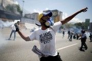 Un manifestant anti-Maduro lance une bonbonne de gaz.... (REUTERS) -