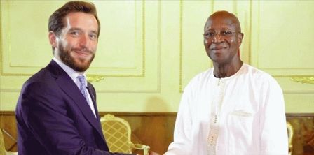 Le chargé d`affaires à l`ambassade de Luxemburg au Burkina Faso, Joseph Senninger (gauche)