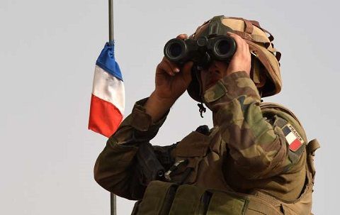Un soldat de l’opération française « Barkhane » dans la région de Tombouctou, au Mali, en juin 2015. PHILIPPE DESMAZES / AFP