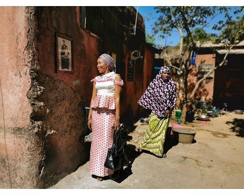 Les familles de Bamako ont ouvert leurs cours aux expositions photographiques de la Biennale. © Cathy Crussy