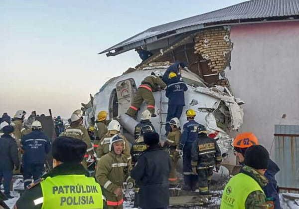 Des secouristes tentent de récupérer des victimes de l'avion qui s'est écrasé le 27 décembre 2019 près d'Almaty au Kazaksthan © Kazakhstan's emergencies committee - HO