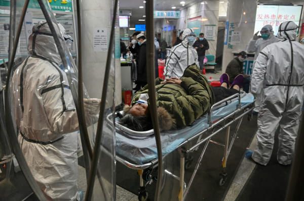 AFP Arrivée d'un patient dans un hôpital de Wuhan en Chine le 31 janvier 2020 © AFP - Hector RETAMAL