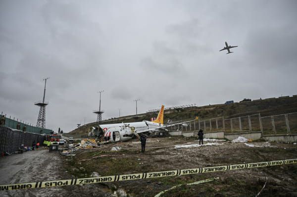 AFP L'avion de la compagnie turque Pegasus brisé en deux lors de son atterrissage à Istanbul, le 6 février 2020 © AFP - Ozan KOSE