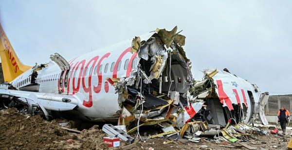 AFP L'avion de la compagnie turque Pegasus brisé en deux lors de son atterrissage à Istanbul, le 6 février 2020 © AFP - Ozan KOSE