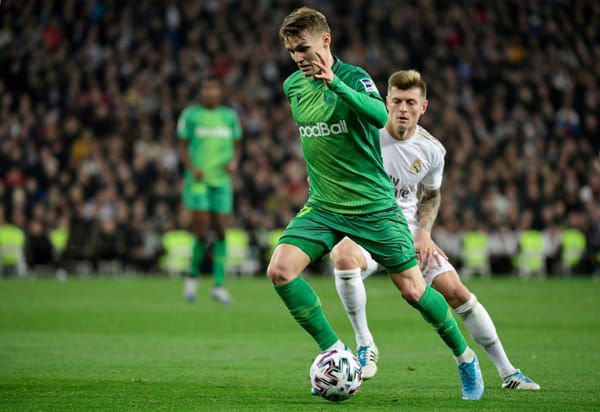 AFP Le milieu norvégien de la Real Sociedad Martin Odegaard devance le milieu allemand du Real Madrid Toni Kross en quart de finale de la Coupe du Roi, le 6 février 2020 au stade Santiago-Bernabeu de Madrid © AFP - JAVIER SORIANO