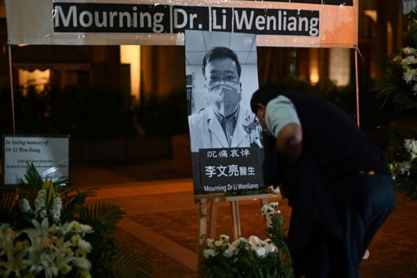 AFP Hommage au docteur Li Wenliang à Hong Kong, le 7 février 2020 © AFP - Anthony WALLACE