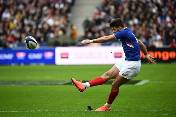 AFP L'ouvreur du XV de France Romain Ntamack transforme un essai contre l'Angleterre le 2 février 2020 au Stade de France © AFP - FRANCK FIFE