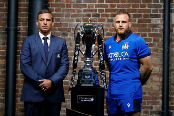 AFP Le nouveau sélectionneur du XV d'Italie Franco Smith et son capitaine Luca Bigi posent à côté du trophée du Tournoi des six nations le 22 janvier 2020 à Londres © AFP - Tolga AKMEN