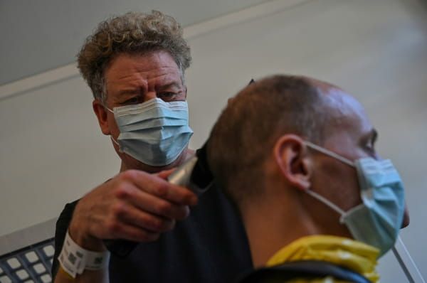 AFP Yann, qui avait un salon de coiffure à Wuhan, coupe les cheveux d'autres rapatriés dans le centre de Carry-le-Rouet où tous sont confinés, le 7 février 2020 © AFP - HECTOR RETAMAL