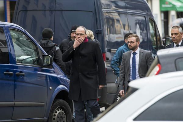 AFP Le ministre de l'Intérieur de la Hesse Peter Beuth arrive, le 20 février 2020 sur les lieux de la fusillade qui a fait 9 morts la veille dans des bars à chicha de Hanau © AFP - Thomas Lohnes