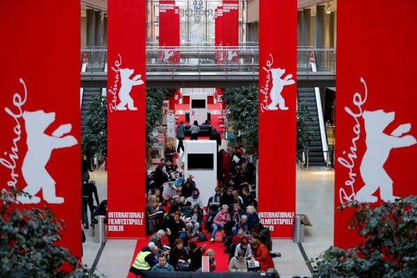 AFP Des personnes font la queue pour acheter des tickets d'entrée pour le 70ème festival du film de Berlin le 17 février au Potsdamer Arkaden mall de Berlin © AFP - Odd ANDERSEN