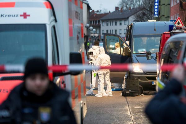 AFP Des policiers de la scientifique sur les lieux d'une fusillade à Hanau, près de Francfort, le 20 février 2020 en Allemagne © AFP - Thomas Lohnes