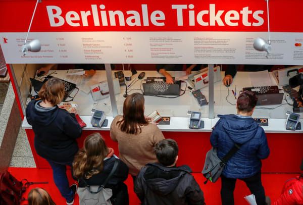AFP Le public fait la queue pour acheter des tickets d'entrée pour le 70ème festival du film de Berlin le 17 février à Berlin © AFP - Odd ANDERSEN