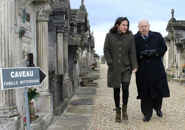 AFP Michel Charasse, fidèle de François Mitterrand, avec sa fille Mazarine, en 2004 au cimetière de Jarnac (Charentes maritimes) © AFP - Patrick BERNARD