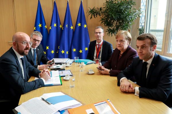 POOL Le président du Conseil européen Charles Michel (g), la chancelière Angela Merkel (2e d), le président Emmanuel Macron (d), en marge d'un sommet de l'UE, le 20 février 2020 à Bruxelles © POOL - Ludovic Marin