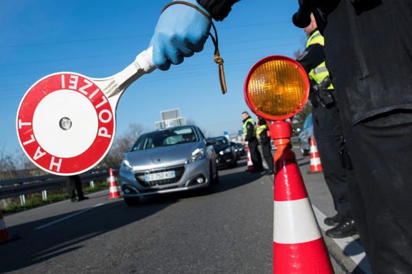 AFP La police allemande contrôle les véhicules à l'entrée sur son territoire à Huningue (est de la France), le 16 mars 2020 © AFP - SEBASTIEN BOZON